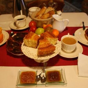 Mesa con comida en el salón de la Casa rural Heredad de la Cueste